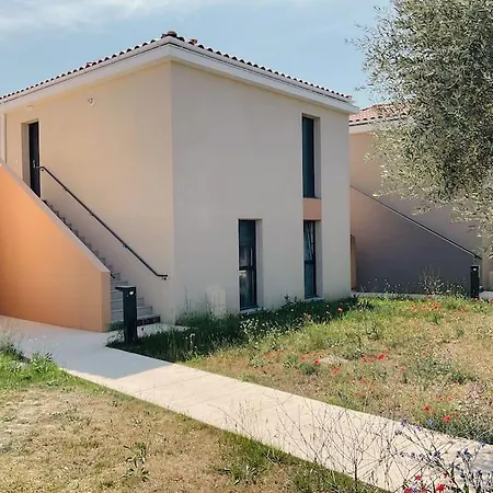 Type Industriel Dans Cadre Provencal